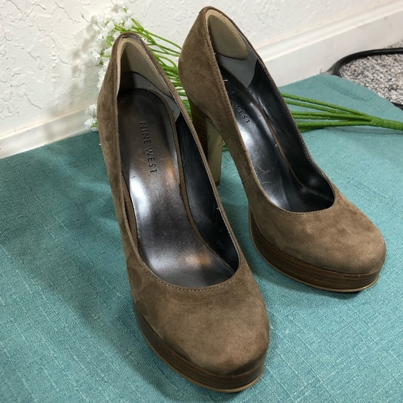 Nine West Size 5 1/2 Wooden Platform Heel - Picture 2 of 5
